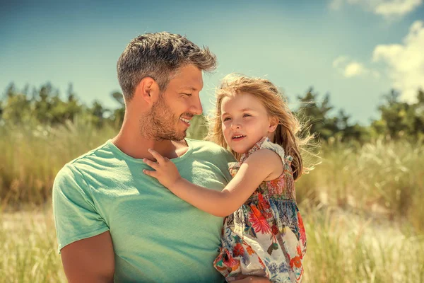 Sommer Frühling Vater mit Tochter — Stockfoto