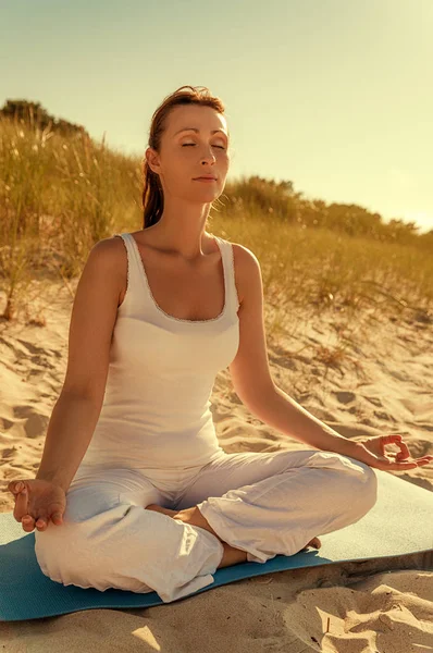 Zen relaxant dans les dunes — Photo