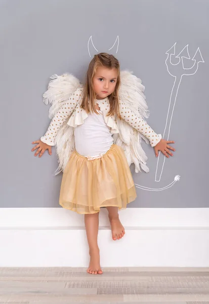 Bonito anjo diabo filha — Fotografia de Stock