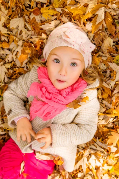 Autumn kids playing outdoors — Stock Photo, Image