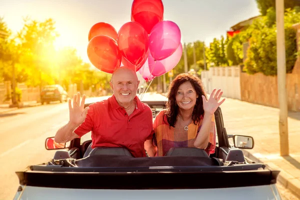 Senior vacation with cabrio — Stock Photo, Image