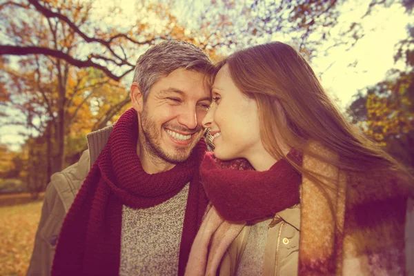 Herfst herfst paar ruwe onbewerkte stijl — Stockfoto