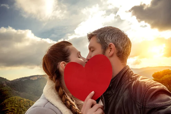 Öpücük eğlenceli aşk Çift — Stok fotoğraf