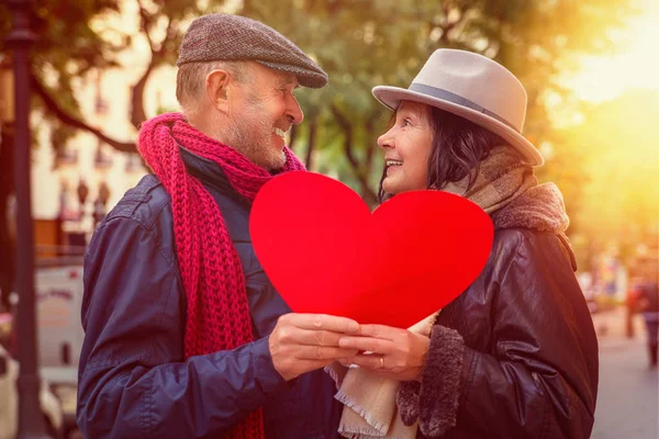 Segurando casal coração — Fotografia de Stock