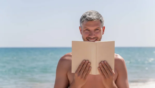 Travel book man — Stock Photo, Image