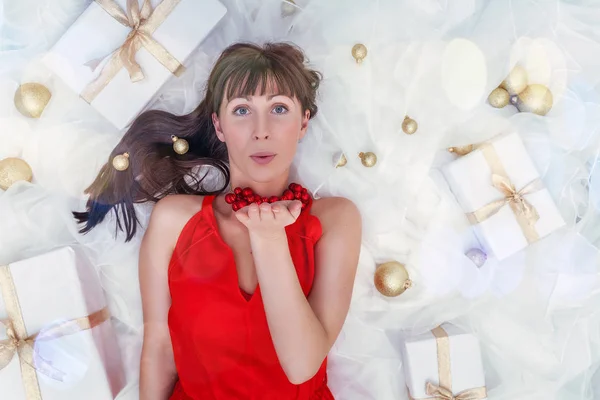 Sorprender a la gente con regalos — Foto de Stock