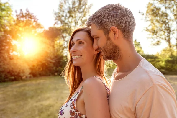 Солнечный свет между парнем и девушкой — стоковое фото