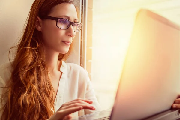 Blogger mujer trabajando en coffeeshop — Foto de Stock