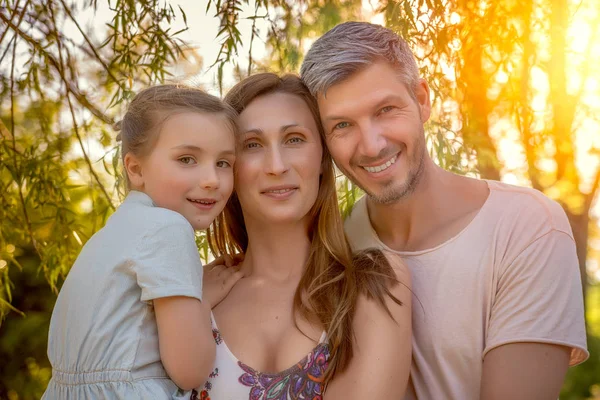 Sonriente familia feliz —  Fotos de Stock