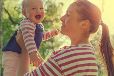 bahar yaz güneşi ile yeni doğan
