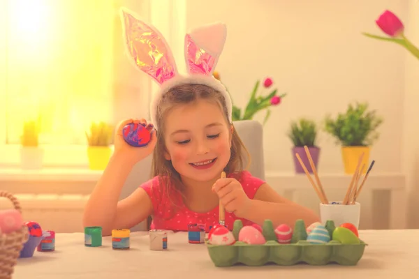 Familie Ostern zu Hause — Stockfoto