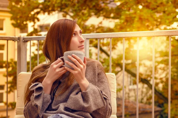 お茶のリラックスしたバルコン女性 — ストック写真