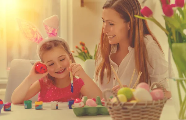 Familie Ostern zu Hause — Stockfoto