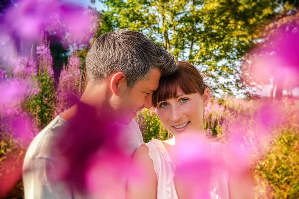 Liebende umarmen sich — Stockfoto