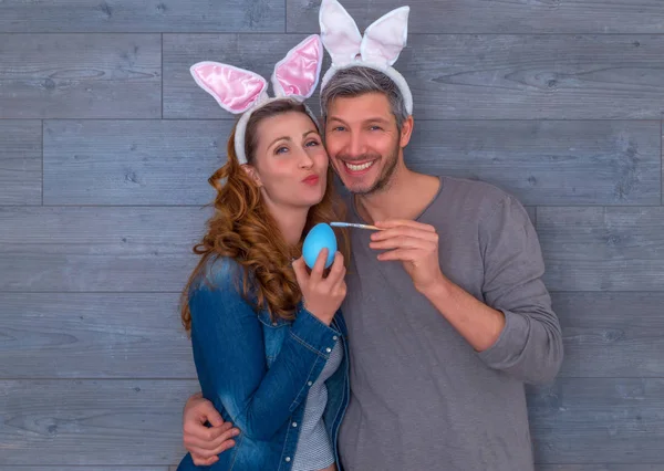 Happy easter couple — Stock Photo, Image