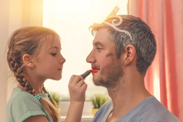 Ser un pequeño maquillador —  Fotos de Stock