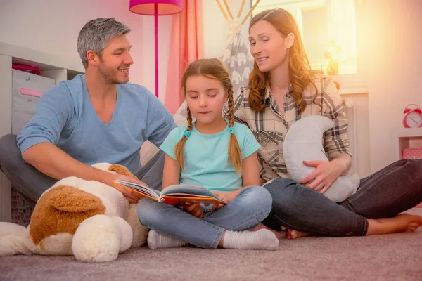 Familia heloing hija para scool —  Fotos de Stock