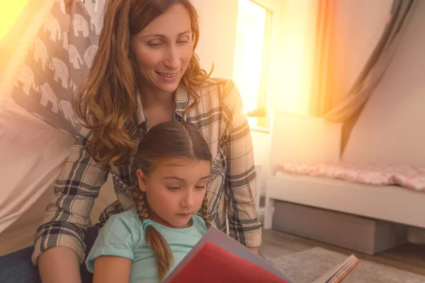 Famiglia heloing figlia per scool — Foto Stock