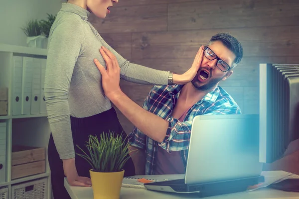 Pelecehan seksual di tempat kerja — Stok Foto
