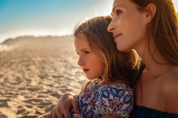 Mother with girl watch sunset — Stock Photo, Image