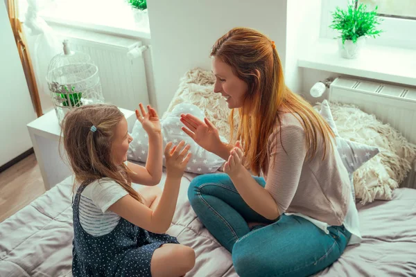 Mère heureuse jouant avec sa fille à la maison — Photo