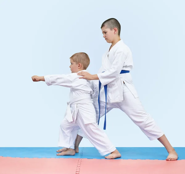 Storebror lär junior slå punch arm — Stockfoto