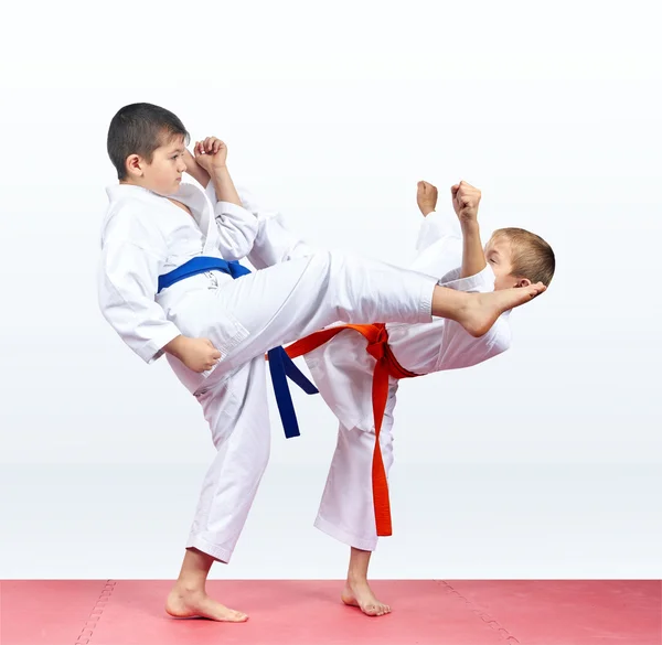 Karate gyerek verte rúgások — Stock Fotó