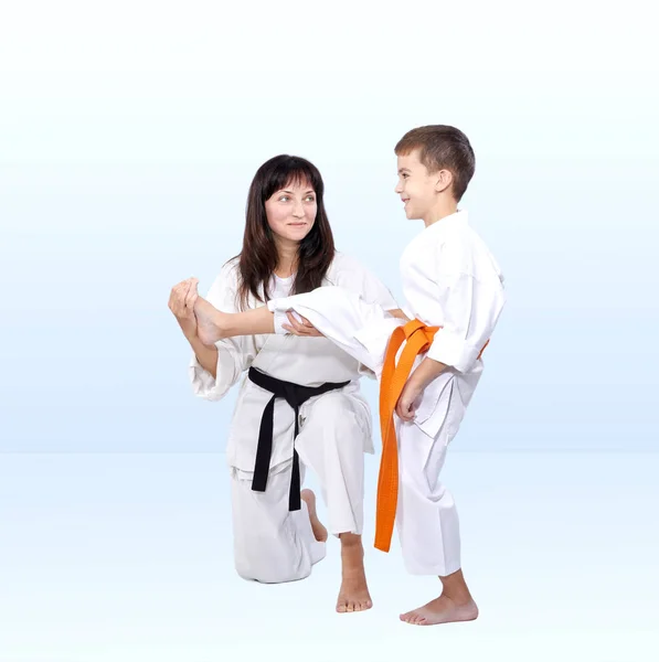 En karategi hijo beats patear su madre se endereza — Foto de Stock