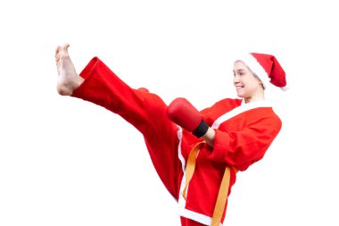 Beyaz bir arka plan üzerinde atlet Noel Baba kılığında bir tekme atıyor