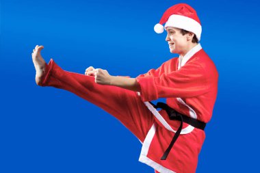 Noel Baba'nın takım elbiseli yetişkin sporcumuz bir tekme bacak sayısı