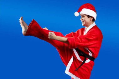 Yetişkin neşeli atlet tekme atıyor