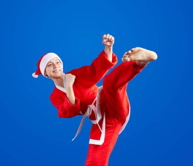 Sporcumuz tekme bacak ile Noel Baba takım elbise eğitim