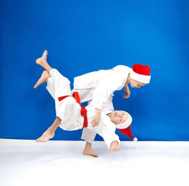 Mavi bir arka plan üzerinde iki sporcular yetiştirmek judo atar