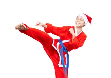 Yetişkin karateka tekme bacak atıyor