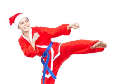 Mavi bir kemerle yetişkin atlet tekme atıyor