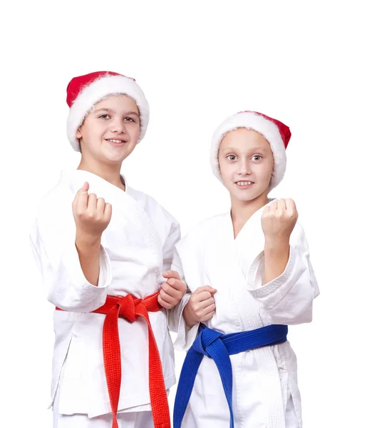 En estante de karate son niños en gorras de Santa Claus —  Fotos de Stock