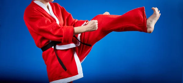 In a suit of Santa Claus the sportswoman is beating kicking — Stock Photo, Image