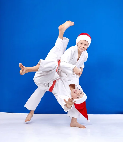 Throws of judo are training boys in caps of Santa Claus — Stock Photo, Image