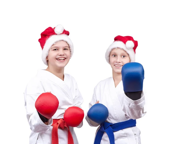 Med röda och blå överlägg på händerna står barn i rack karate — Stockfoto