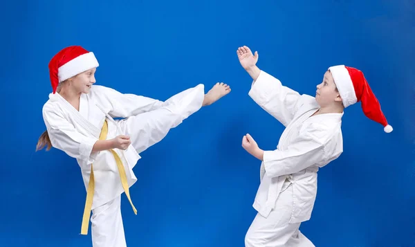 Pojke och flicka är utbildade sparring — Stockfoto