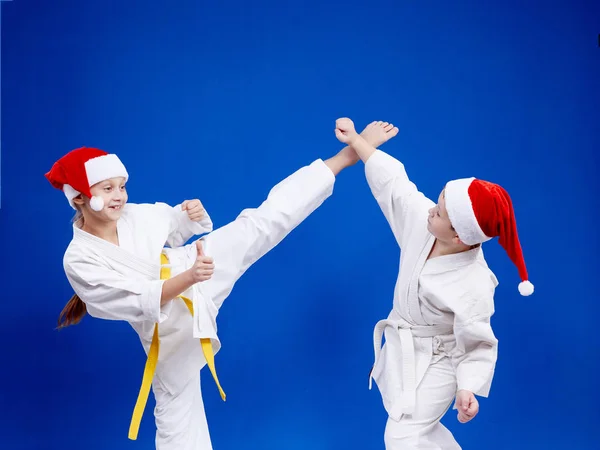 Kick been en blok zijn opleiding kinderen in karategi — Stockfoto