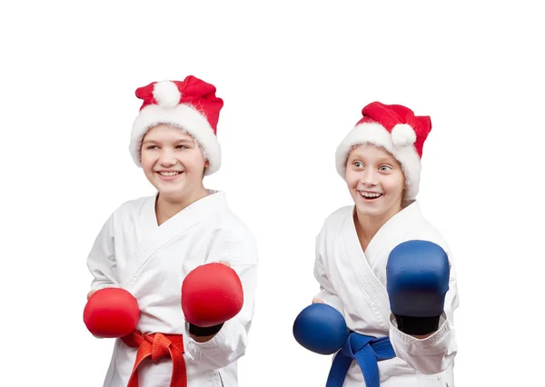 Dzieci sportowcy są w karate rack z nakładki na rękach — Zdjęcie stockowe