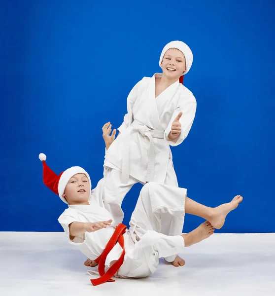 Sport kinderen zijn opleiding gooit en tonen vinger super — Stockfoto