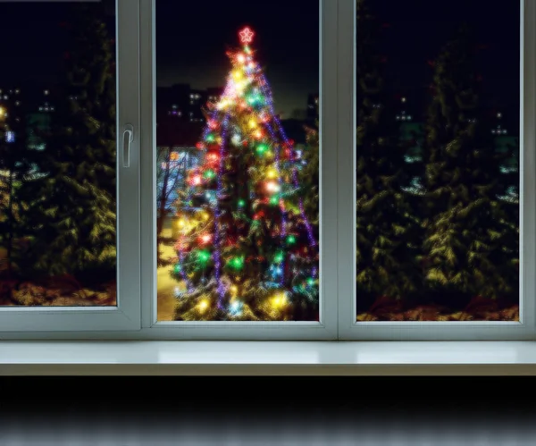 Vinter bakgrunden bakom fönstret — Stockfoto