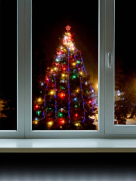 Bela árvore de Natal fora da janela — Fotografia de Stock