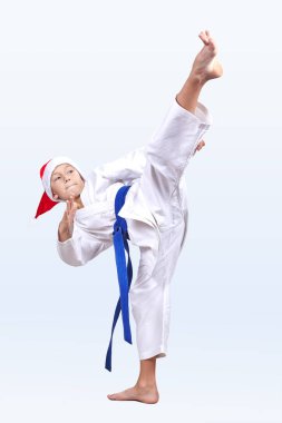 Yüksek darbe bacak karateka Noel Baba'nın bir kurşun atıyor