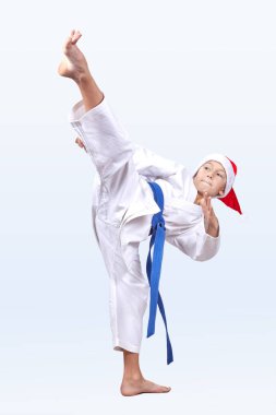 Noel Baba'nın kap içinde sporcunun yüksek tekme atıyor.