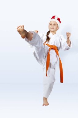 Turuncu kemer ile Noel Baba şapkalı kız bir darbe vurur.