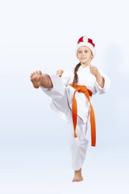 Hafif bir arka plan üzerinde atlet ileri Noel Baba bir kap içinde tekme atıyor