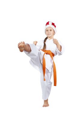 Beyaz bir arka plan üzerinde karateka Noel Baba'nın bir kap içinde bir tekme bacak vurur.